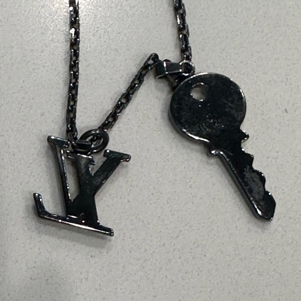 Louis Vuitton UNISEXY Gunmetal Logo Key Necklace - Picture 10 of 11